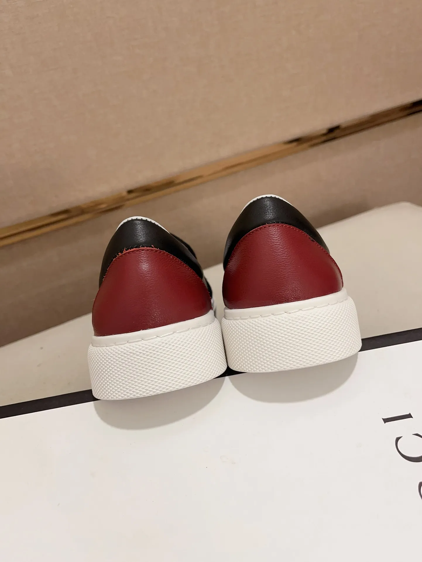 Men's shoes💰 440💰The new GUCCI (Gucci) counters are launched simultaneously. The new men's shoes, 😘fabrics are selected from imported cowhide, and the lining is sheepskin lining. 👍🏿 High-end ☄️ air-cushion molded anti-slip rubber outsole, exquisite lines, simple and elegant, comfortable and high-end for leisure travel. Code number: 38 to 44 (45 can be customized and cannot be returned or exchanged)